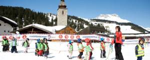 Der Kinderclub in Lech bringt bereits den Jüngsten die Freude am Skifahren und am Schnee nahe...